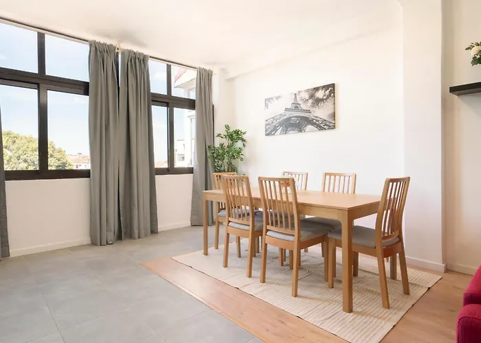 Host Wise - Comfy Minimalist Flat